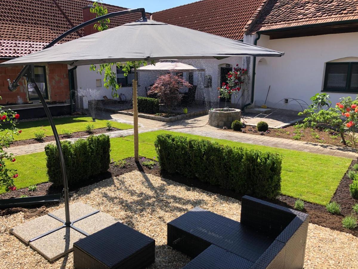 Ferienwohnungen Und Appartements Im Idyllischen Vierkanthof, Gruppenurlaube Loipersdorf bei Fuerstenfeld Bagian luar foto